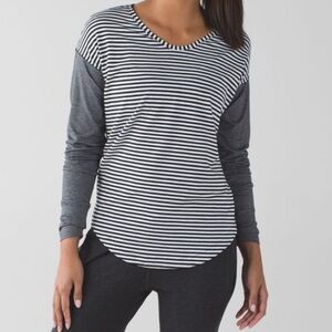 Lululemon Athletica Gray Fitted long Sleeve‎ T-Shirt with thumb holes.large